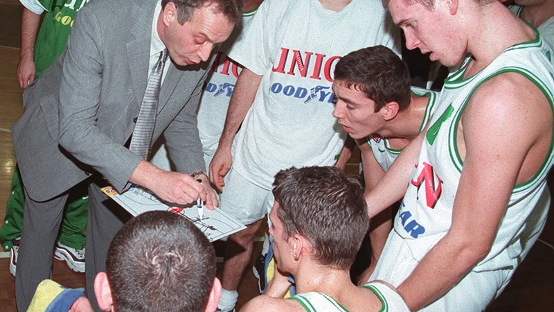 Fotografija: Nekdanji Olimpijin trener Zmago Sagadin je prepoznal eno od šibkih točk zdajšnjih zeleno-belo-oranžnih Ljubljančanov, ki jih vodi tudi njegov učenec Jurica Golemac (spodaj). FOTO: Dejan Javornik/Delo