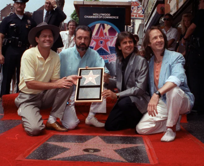Člani skupine The Monkees julija 1989, ko so dobili svojo zvezdo na hollywoodskem pločniku slavnih v Los Angelesu. Od leve proti desni: Micky Dolenz, Mike Nesmith, Davy Jones in Peter Tork. FOTO: Mark Terrill/Ap