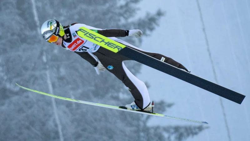 Fotografija: Urša Bogataj je včeraj poletela do izvrstnega tretjega mesta v Klingenthalu. FOTO: Jens Schlueter/AFP