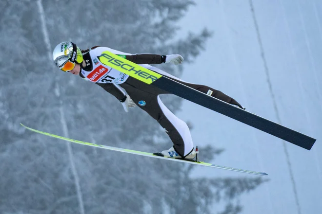 Urša Bogataj je včeraj poletela do izvrstnega tretjega mesta v Klingenthalu. FOTO: Jens Schlueter/AFP

