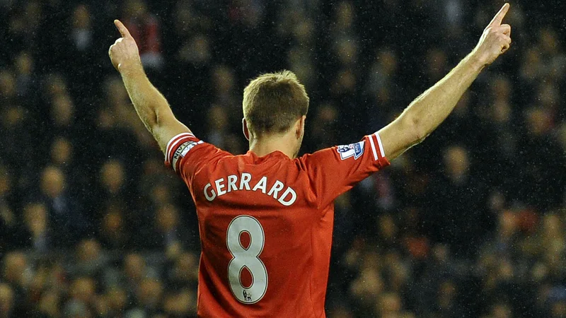 Fotografija: Steven Gerrard med proslavljanjem gola v majici Liverpoola na tekmi z Aston Villo januarja 2014. Slabih sedem let KASNEJE se na Anfield vrača na klopi birminghamskega velikana. FOTO: Paul Ellis/AFP
