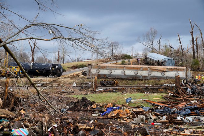 Tornado je povzročil iztirjenje vlaka pri mestu Earlington, zvezna država Kentucky. FOTO: Cheney Orr/Reuters
