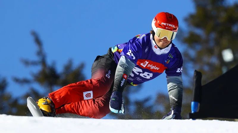 Fotografija: Med slovenskimi tekmovalci v deskanju na snegu v paralelnih alpskih disciplinah je bil najbližje izločilnim dvobojem Žan Košir. FOTO: Borut Živulović/Reuters
