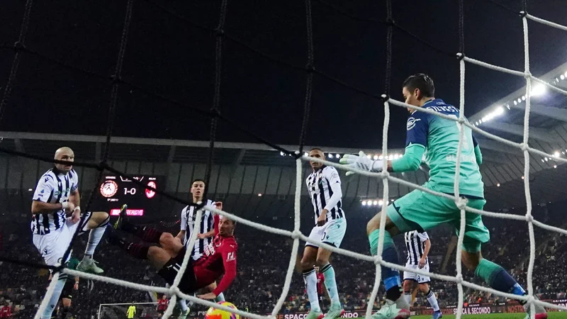 Fotografija: Zlatan Ibrahimović je z golom v Vidmu dvojec najboljših strelcev v najmočnejših prvenstvih spremenil v skupino. FOTO: Daniele Mascolo/Reuters
