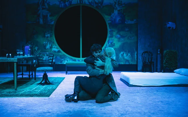 Protagonisti temeljni narativ iz abstraktno univerzalnega nivelirajo na osebno in intimno raven.

FOTO: Peter Giodani

