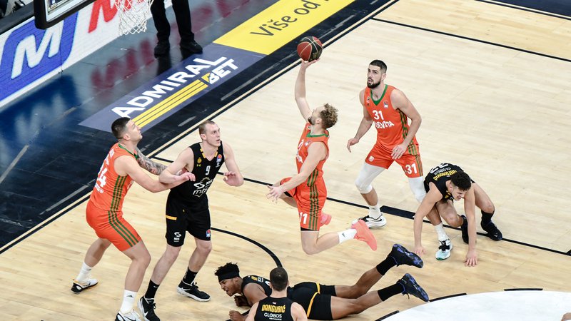 Fotografija: Jaka Blažič (z žogo) in soigralci so spravili na kolena košarkarje Partizana. Foto ABA
