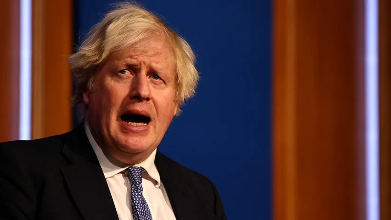 Fotografija: Boris Johnson je do zdaj vztrajal, da se decembra lani ni udeležil nobene službene božične zabave, toda na sodelovanje v božičnem kvizu je pri tem očitno pozabil. Foto: Adrian Dennis/Reuters