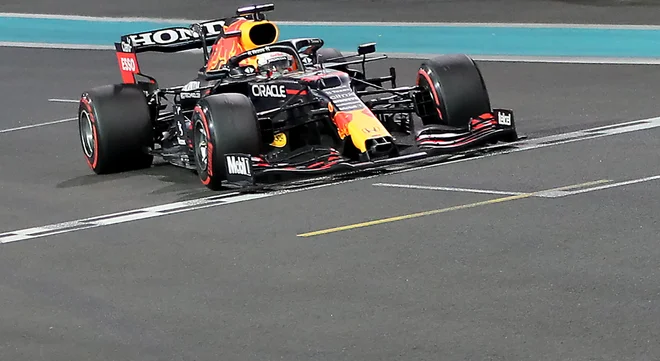 Ko je Max Verstappen prevozil ciljno črto v Abu Dabiju, se mu je odvalil ogromen kamen od srca. FOTO: Kamran Jebreili/AFP
