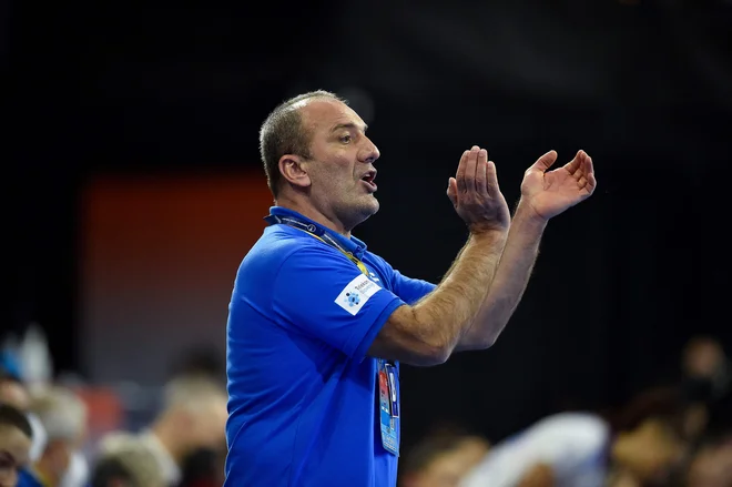 Dragan Adžić šele spoznava slovenske igralke. FOTO:&nbsp;Pau Barrena/AFP
