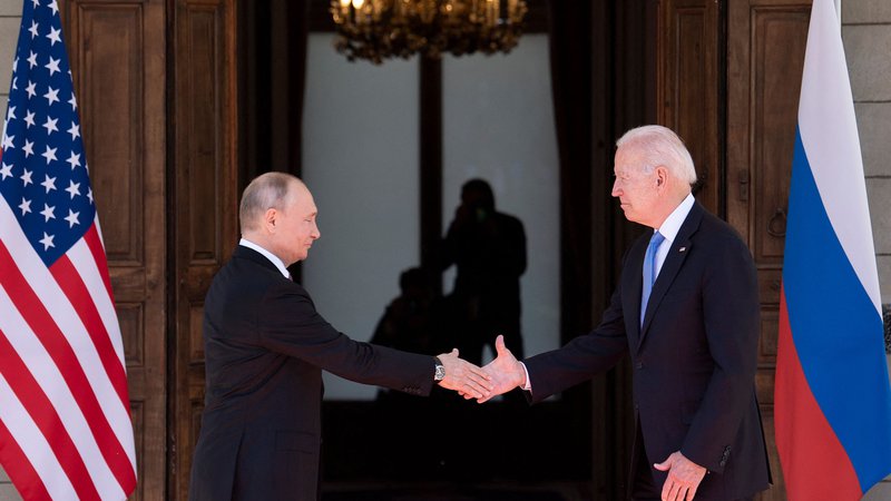 Fotografija: Ruski voditelj Vladimir Putin in ameriški predsednik Joe Biden sta se julija letos sestala v Ženevi, od takrat pa so odnosi med njunima državama zaradi Ukrajine precej nazadovali. Foto: Brendan Smialowski/AFP
