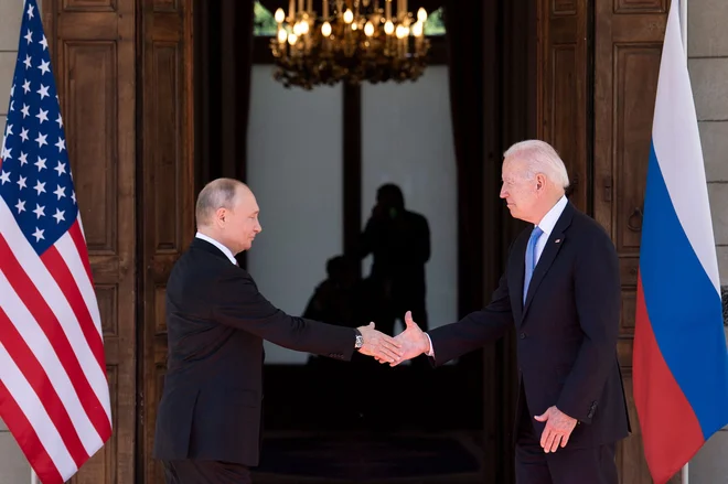 Ruski voditelj Vladimir Putin in ameriški predsednik Joe Biden sta se julija letos sestala v Ženevi, od takrat pa so odnosi med njunima državama zaradi Ukrajine precej nazadovali. Foto: Brendan Smialowski/AFP
