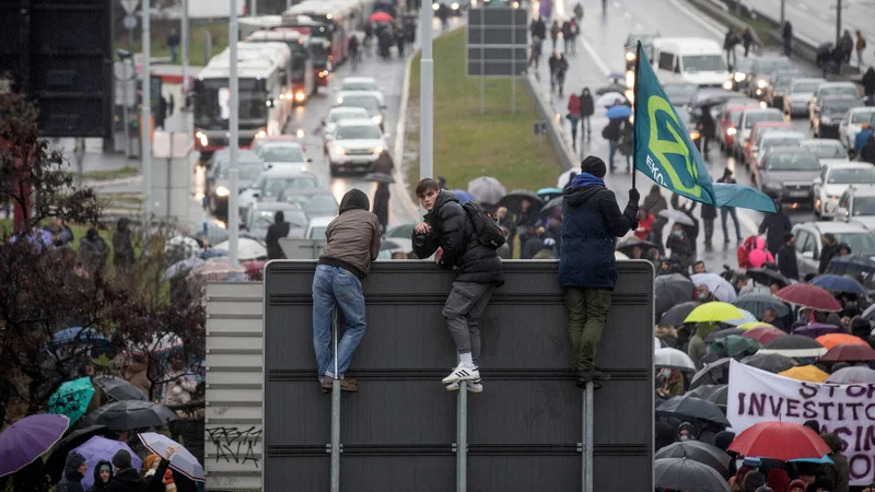 Tisoči protestnikov so v soboto za dobro uro ustavili promet na vrsti srbskih magistralnih cest, na več odsekih avtoceste, v Beogradu (na fotografiji) pa so promet ustavili na kar treh točkah. FOTO: Oliver Bunić/AFP
