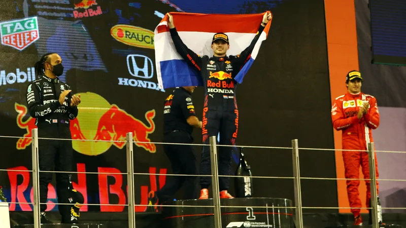 Fotografija: Maxu Verstappnu (v sredini) sta po zmagi zaploskala tudi Lewis Hamilton (levo) in Carlos Sainz (desno). FOTO: Ahmed Jadallah/Reuters