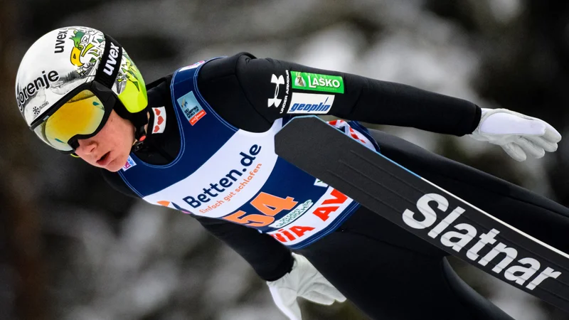 Fotografija: Cene Prevc je s sedmim mestom reševal slovensko čast v Klingenthalu. Foto Jens Schlueter/AFP