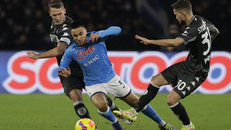 Napolijev adut Adam Ounas je zašel v težave, ko sta ga skupaj prijela Leo Štulac in Petar Stojanović. FOTO: Ciro De Luca/Reuters