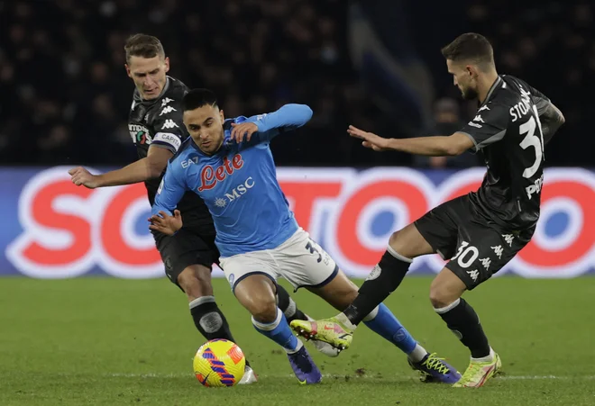 Napolijev adut Adam Ounas je zašel v težave, ko sta ga skupaj prijela Leo Štulac in Petar Stojanović. FOTO: Ciro De Luca/Reuters
