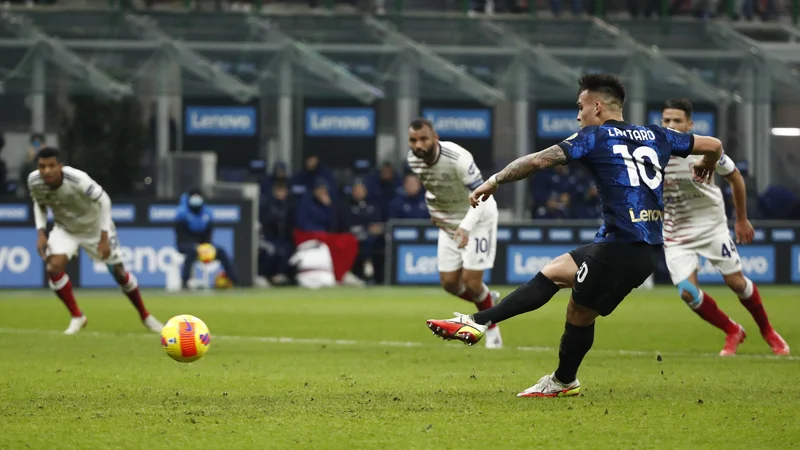 Fotografija: Lautaro Martinez med strelom za gol. FOTO: Alessandro Garofalo/Reuters