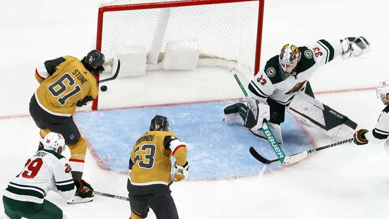 Fotografija: Mark Stone (levo) je z igralcem več na ledu ukanil Cama Talbota v vratih Minnesote v zadnji tretjini obračuna v dvorani T-Mobile Arena. FOTO: Ethan Miller/AFP