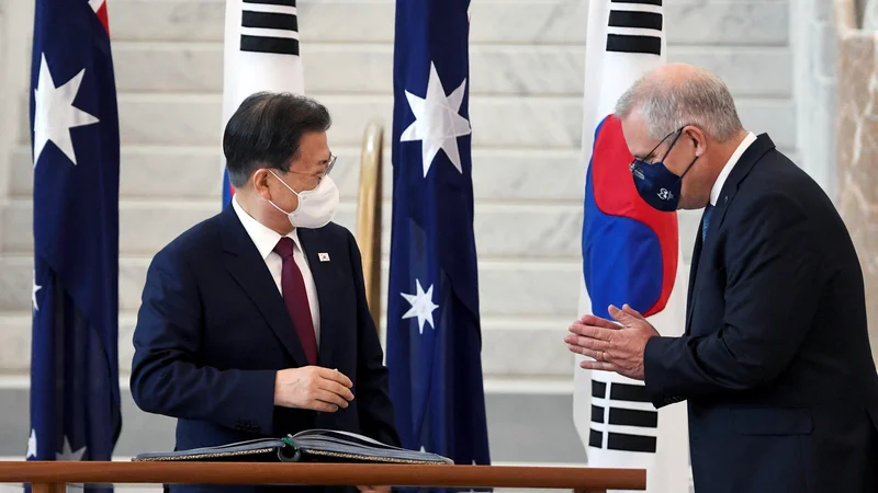 Fotografija: Avstralski premier Scott Morrison (desno) izreka dobrodošlico južnokorejskemu predsedniku med podpisovanjem v knjigo obiskovalcev v avstralskem parlamentu v Canberri. FOTO: Reuters