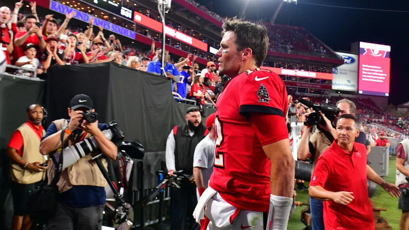 Fotografija: Tom Brady proslavlja z domačimi navijači po dvoboju z Buffalom. FOTO: Julio Aguilar/AFP