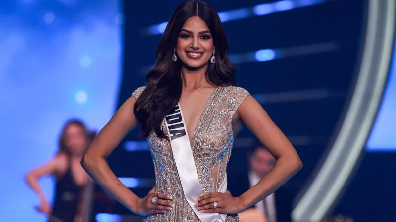 Fotografija: Miss Universe, 21-letna Indijka Harnaaz Sandhu, mladim svetuje, naj bodo edinstveni in se ne primerjajo z drugimi. FOTO: Menahem Kahana/AFP