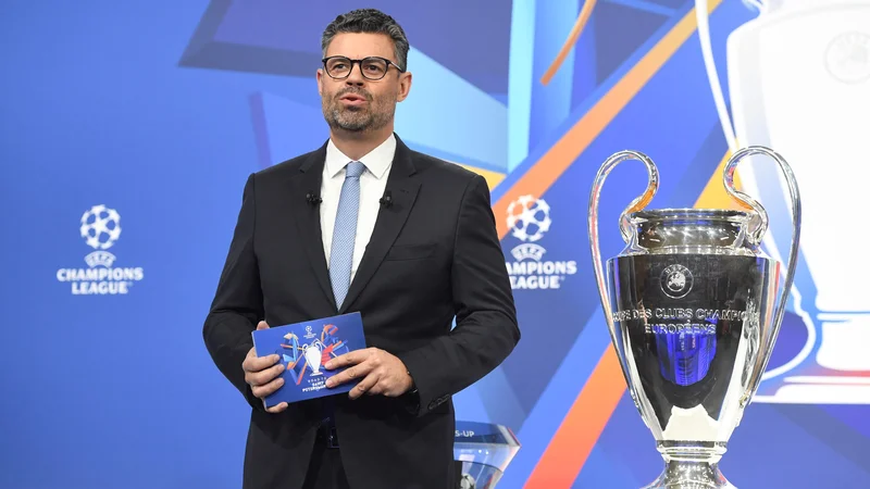 Fotografija: Direktor za odnose z javnostjo pri Uefi Pedro Pinto je tudi tokrat povezoval žreb v Nyonu, ki je potekal pred prazno dvorano. FOTO: Richard Juilliart/AFP