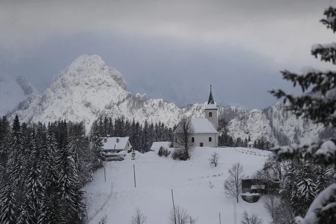 Podolševa s cerkvijo sv. Duha ob panoramski cesti je med drugim izhodišče za vzpon do Potočke zijalke. FOTO: Leon Vidic/Delo
