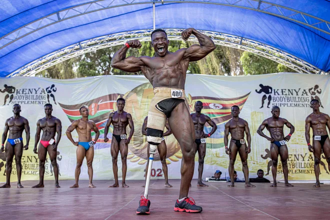 V kenijskem mestu Mombasa 28-letni Tamale Safaulu tekmuje v bodibildingu za naziv Mr. 001. Tamale je ugandski bodybuilder, ki tekmuje od leta 2015. Februarja 2020 je izgubil nogo v nesreči z motorjem, vendar je leto pozneje uspel zmagati v kategoriji invalidi. Mr.001 je njegovo prvo tovrstno tekmovanje izven Ugande. FOTO: Patrick Meinhardt/Afp
