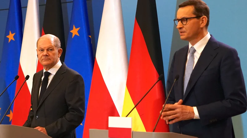 Nemški kancler Olaf Scholz in poljski premier Mateusz Morawiecki sta velik del pogovorov namenila zaostrenim razmeram na vzhodu Evrope. FOTO: Janek Skarzynski/AFP