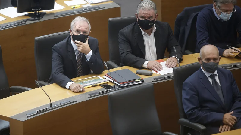 Fotografija: Pred poslanci se bo v petek najprej zagovarjal minister za okolje in prostor Andrej Vizjak, nato pa še notranji minister Aleš Hojs, ki je po lastih besedah vedel za posnetke, ki so zagugali Vizjakov stolček. FOTO: Blaž Samec/Delo