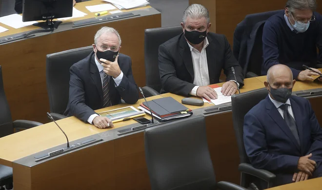 Pred poslanci se bo v petek najprej zagovarjal minister za okolje in prostor Andrej Vizjak, nato pa še notranji minister Aleš Hojs, ki je po lastih besedah vedel za posnetke, ki so zagugali Vizjakov stolček. FOTO: Blaž Samec/Delo
