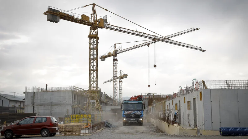 Fotografija: V naselju Rakova jelša 2 bo 156 neprofitnih stanovanj predvidoma zgrajenih prihodnje leto. Na tem območju se obetata še dve soseski z občinskimi stanovanji. FOTO: Jože Suhadolnik/Delo
