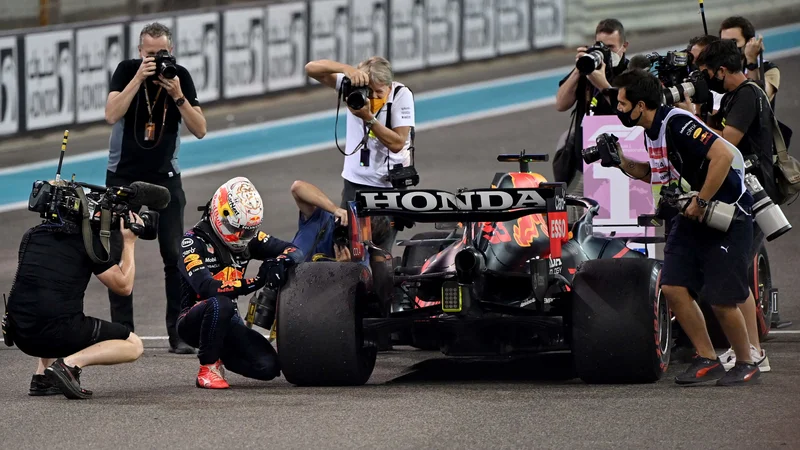 Fotografija: Max Verstappen je na cilju dirke v Abu Dabiju razkril tudi svojo čustveno plat. FOTO: Andrej Isaković/AFP