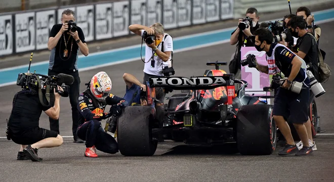 Max Verstappen je na cilju dirke v Abu Dabiju razkril tudi svojo čustveno plat. FOTO: Andrej Isaković/AFP
