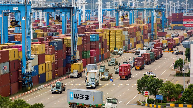 Fotografija: Z uporabo cenene in brezpravne delovne sile je Kitajska postala globalna trgovka in največja izvoznica. FOTO: Stringer/Reuters
