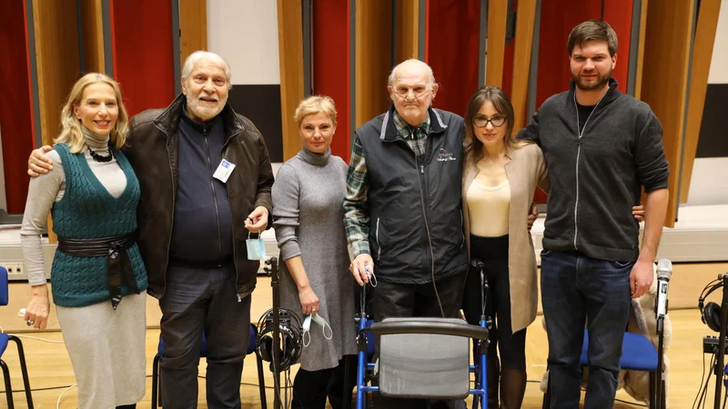 Fotografija: Ustvarjalska ekipa (z leve proti desni): Vilma Štritof, Boris Cavazza, Špela Kravogel, Radko Polič - Rac, Maja Martina Merljak in Urban Gruden. FOTO: Adrian Pregelj