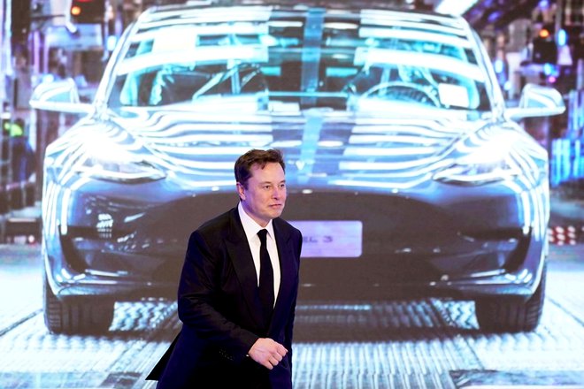 Elon Musk walks pred fotografijo modela Y. Foto Aly Song/Reuters
