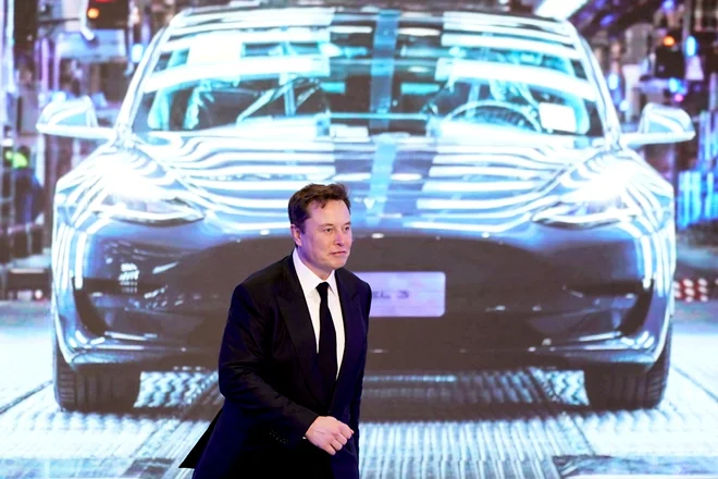 Elon Musk walks pred fotografijo modela Y. Foto Aly Song/Reuters
