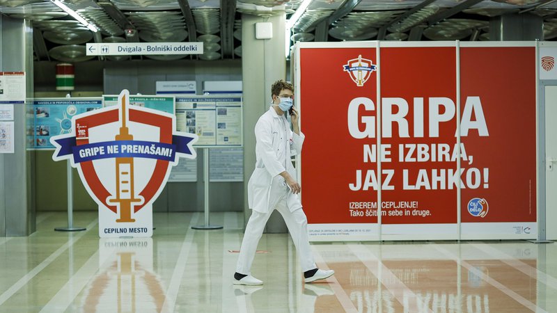 Fotografija: Mladi zdravniki Slovenije so znova zahtevali izstop zdravstva iz enotnega plačnega sistema in odpravo plačnih nesorazmerij. FOTO: Jože Suhadolnik/Delo
