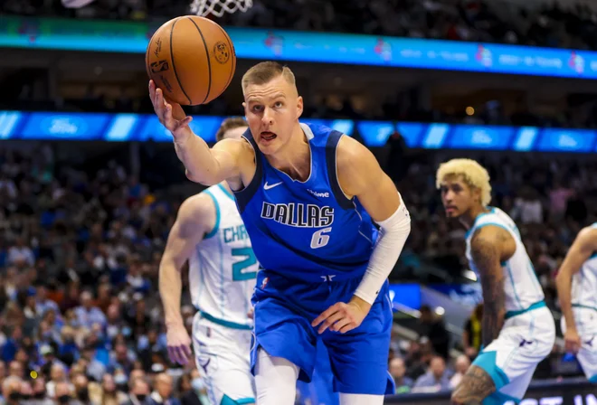 Latvijec Kristaps Porzingis je bil prvi mož Dallasa proti moštvu Charlotte v odsotnosti slovenskega zvezdnika Luke Dončića. FOTO: Kevin Jairaj/Usa Today Sports