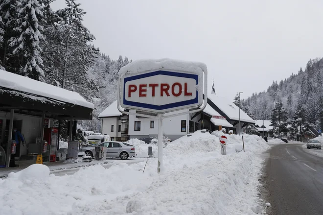 Še eden od znakov, da se je čas v Solčavi ustavil. FOTO: Leon Vidic/Delo
