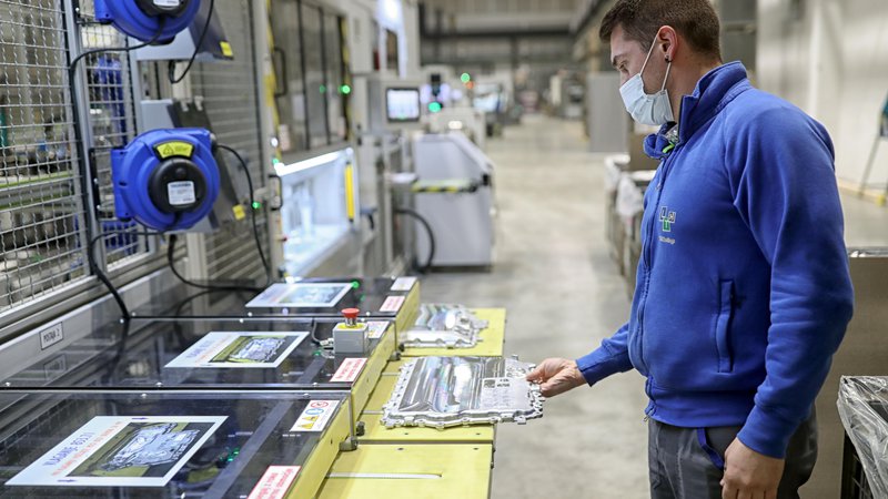 Fotografija: Slovenska industrija na letni ravni povečuje proizvodnjo hitreje od povprečja Unije. FOTO: Blaž Samec/Delo
