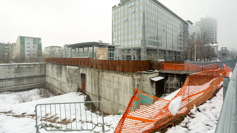 Fotografija: Gradbena jama za sodno palačo na območju nekdanje vojašnice za Bežigradom zeva že več desetletij. FOTO: Črt Piksi
