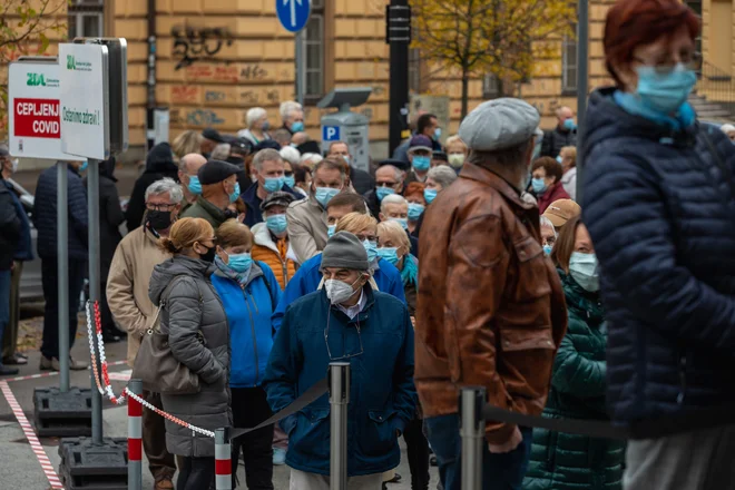 Župan Zoran Janković je še enkrat pozval prebivalce Ljubljane, naj se cepijo in tako omogočijo, da se življenje vrne v normalne tirnice. Foto Črt Piksi
