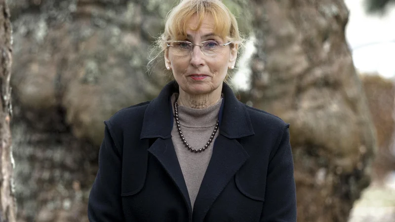 Fotografija: Zdenka Mrak, ki se je pred skoraj 42 leti zaposlila v UKC, delo glavne medicinske sestre pa opravlja zadnja tri leta, je ponosna na prispevek medicinskih sester v času spidemije.
Foto Voranc Vogel