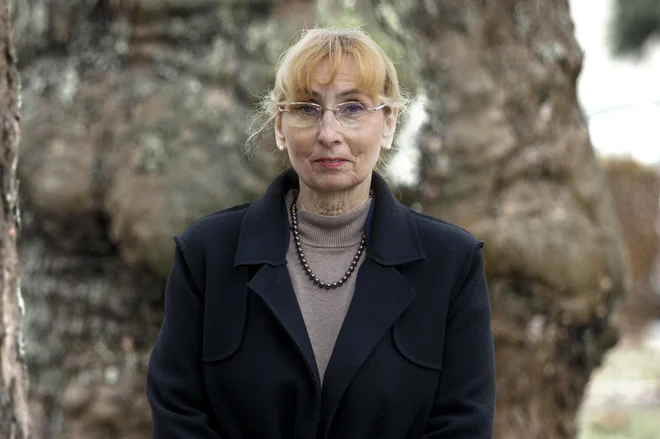 Zdenka Mrak, ki se je pred skoraj 42 leti zaposlila v UKC, delo glavne medicinske sestre pa opravlja zadnja tri leta, je ponosna na prispevek medicinskih sester v času spidemije.

Foto Voranc Vogel
