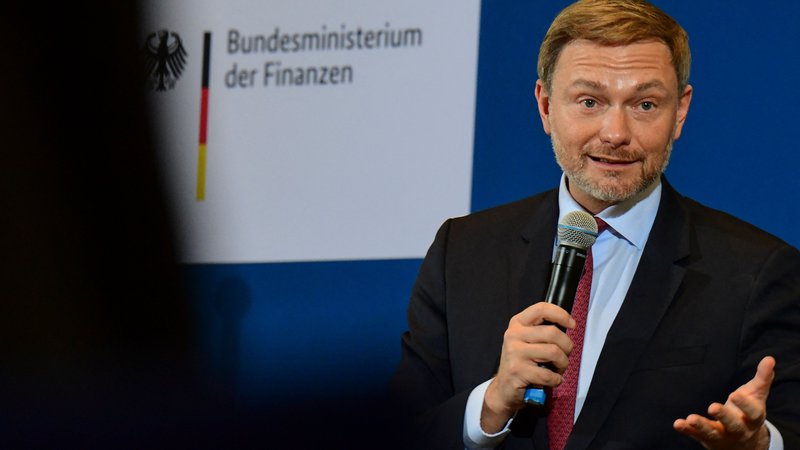 Fotografija: Minister za finance Christian Lindner je v predvolilni kampanji obljubljal, da Nemčija ne bo najemala novih kreditov.

FOTO: Tobias Schwarz/AFP
