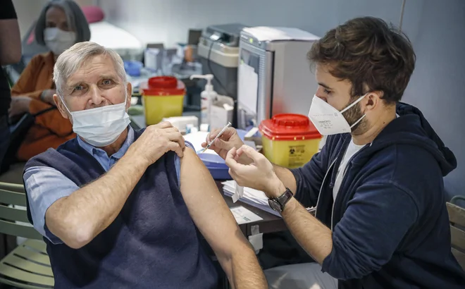 V času cepilnih dni med 19. in 23. decembrom bodo mobilne ekipe v vsaki vasi, cepilni centri bodo delovali 24 ur na dan. FOTO: Jože Suhadolnik/Delo
