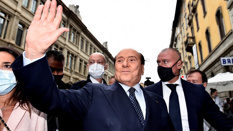 Fotografija: Silvio Berlusconi je bolehen, še vedno se mu lahko zgodijo tudi sodni procesi zaradi starih grehov. Pa vendar lahko tudi zmaga. FOTO: Flavio Lo Scalzo/Reuters

