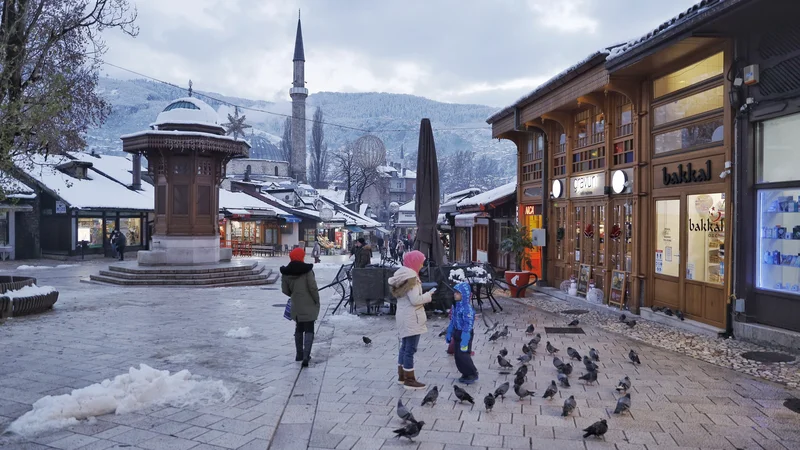 Fotografija: Zimska podoba Sarajeva ne kaže, da je država v krču in da gostje v televizijskih oddajah prepričujejo državljane, da je kljub politični negotovosti Bosna in Hercegovina še vedno varna država. FOTO: Jože Suhadolnik/Delo